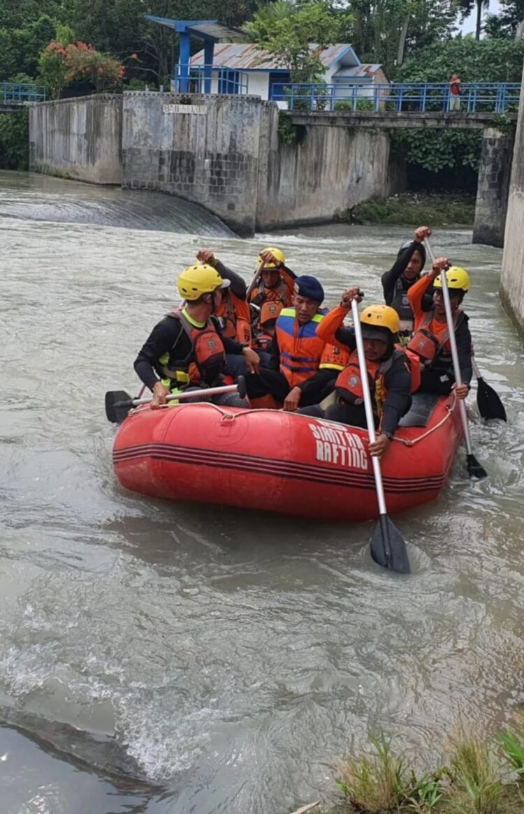 TIM SAR Kompi 2 Batalyon B Sat Brimob Polda Sumut Cari Anak Hanyut di Sungai Bah Bolon