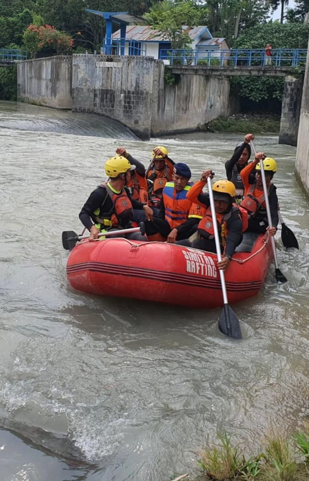 TIM SAR Kompi 2 Batalyon B Sat Brimob Polda Sumut Cari Anak Hanyut di Sungai Bah Bolon