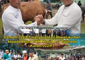 Korem 022/PT Gelar Sholat Idul Adha 1445 H, Danrem Kolonel Inf Tagor Rio Pasaribu Serahkan Hewan Kurban