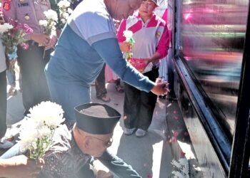 Kenang Tragedi KM Sinar Bangun, Bupati Simalungun dan Keluarga Ziarah Ke Tigaras