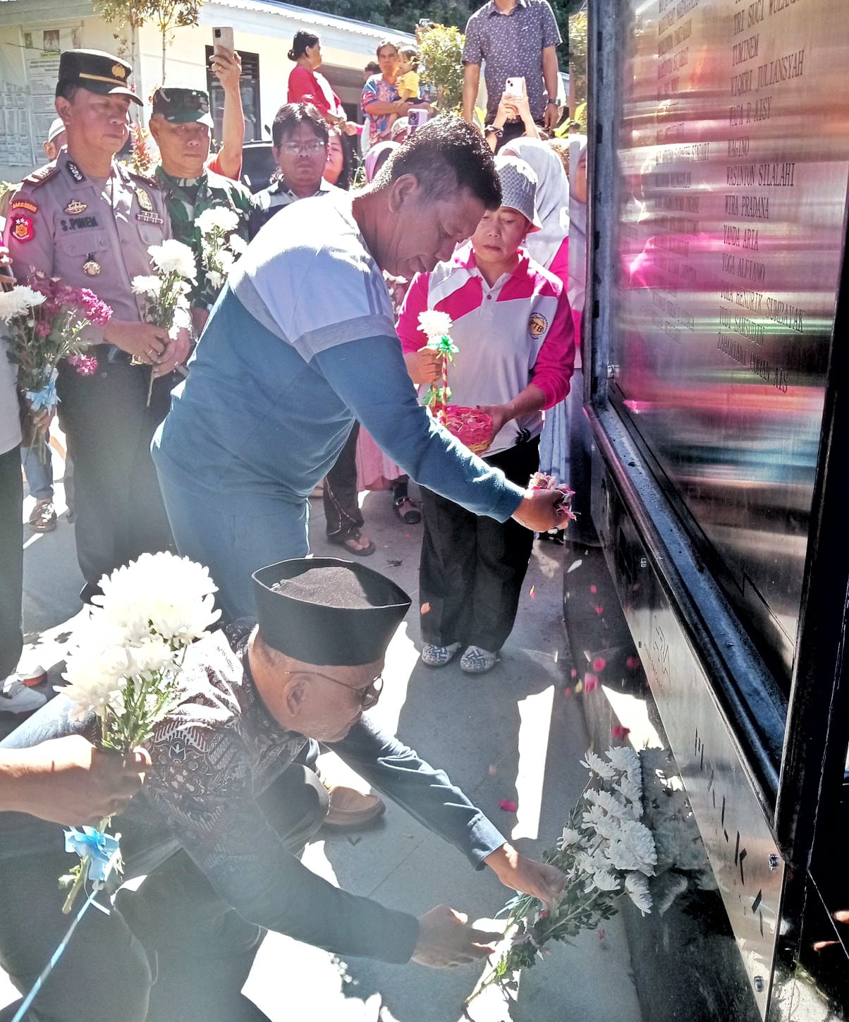 Kenang Tragedi KM Sinar Bangun, Bupati Simalungun dan Keluarga Ziarah Ke Tigaras
