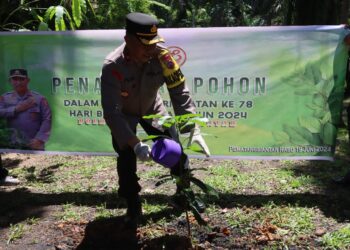 HUT Bhayangkara ke-78, Kapolres Pematangsiantar Tanam  250 Pohon di Polsek Siantar Martoba
