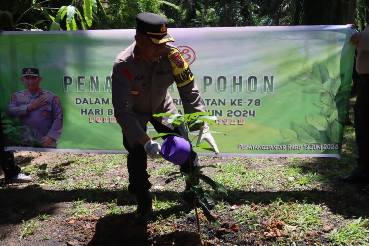 HUT Bhayangkara ke-78, Kapolres Pematangsiantar Tanam  250 Pohon di Polsek Siantar Martoba