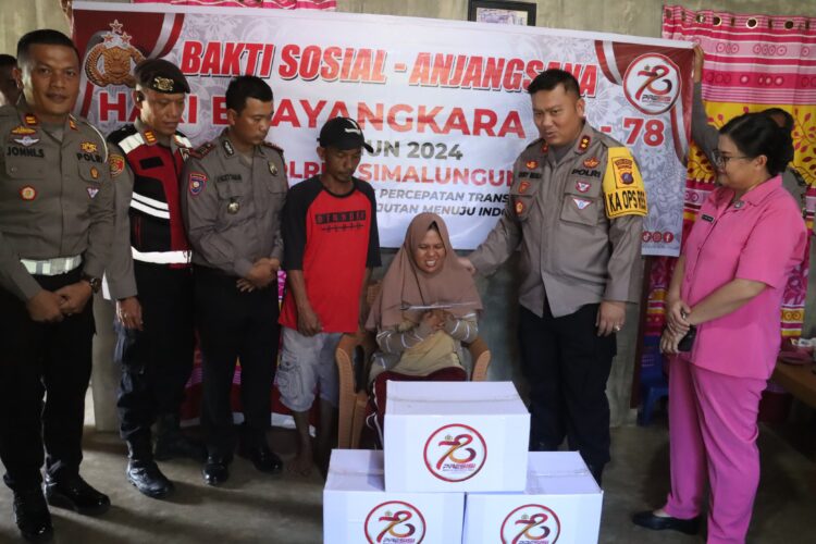 Kapolres Simalungun Laksanakan Kunjungan dan Bagikan Santunan Bagi Anggota Polri Yang Sakit