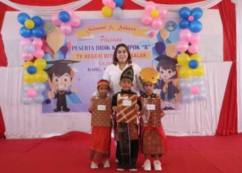 Bunda PAUD Pakpak Bharat Hadiri Pelepasan Siswa Kelas B TK Mitokona Salak