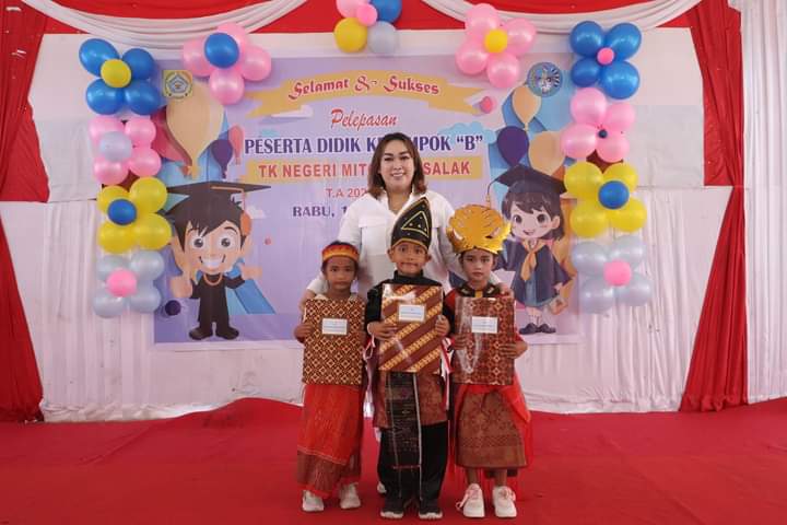 Bunda PAUD Pakpak Bharat Hadiri Pelepasan Siswa Kelas B TK Mitokona Salak Bunda PAUD Pakpak Bharat Hadiri Pelepasan Siswa Kelas B TK Mitokona Salak