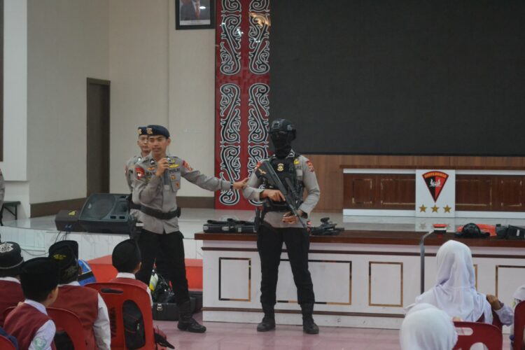 Detasemen Gegana Sat Brimob Polda Sumut Perkenalkan Profesi Korps Brimob Polri di Yayasan SD Islam Terpadu Firdausy Patumbak