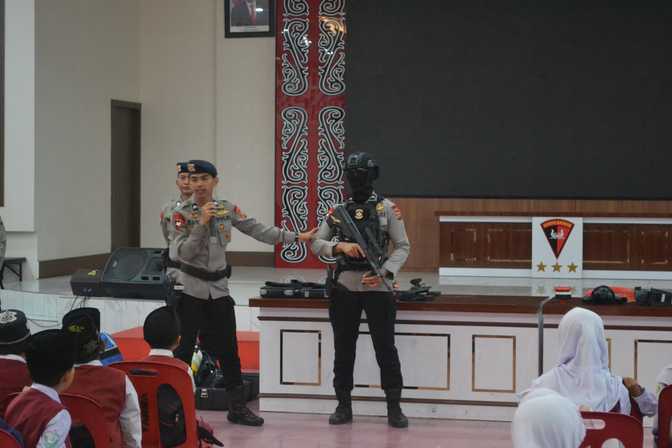 Detasemen Gegana Sat Brimob Polda Sumut Perkenalkan Profesi Korps Brimob Polri di Yayasan SD Islam Terpadu Firdausy Patumbak