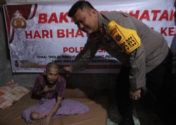 HUT Bhayangkara ke-78, Kapolres Simalungun Home Visit ke Penyandang Disabilitas Serahkan Bantuan
