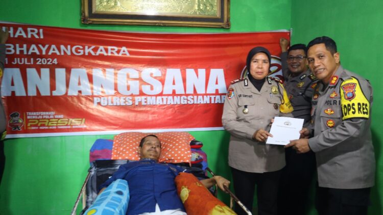 Kapolres Pematangsiantar Kunjungi Personil Sakit, Warakauri dan Purnawirawan Dalam Rangka HUT Bhayangkara ke-78 Kapolres Pematangsiantar Kunjungi Personil Sakit, Warakauri dan Purnawirawan Dalam Rangka HUT Bhayangkara ke-78