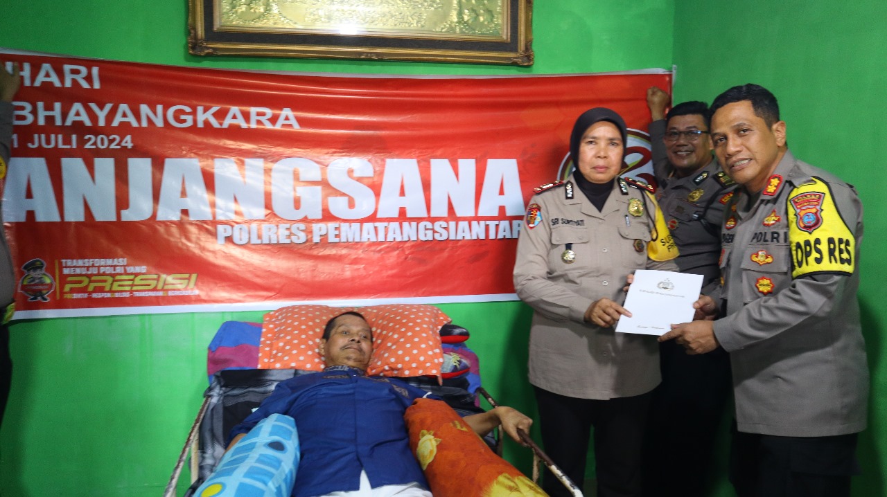 Kapolres Pematangsiantar Kunjungi Personil Sakit, Warakauri dan Purnawirawan Dalam Rangka HUT Bhayangkara ke-78 Kapolres Pematangsiantar Kunjungi Personil Sakit, Warakauri dan Purnawirawan Dalam Rangka HUT Bhayangkara ke-78