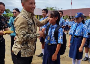 Kunjungi Sekolah- Sekolah, Pj Kades Kuta Dame Apresiasi Siswa Berprestasi 