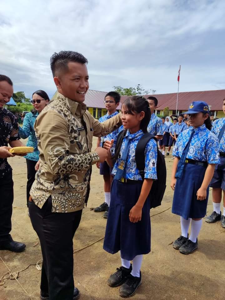 Kunjungi Sekolah- Sekolah, Pj Kades Kuta Dame Apresiasi Siswa Berprestasi Kunjungi Sekolah- Sekolah, Pj Kades Kuta Dame Apresiasi Siswa Berprestasi