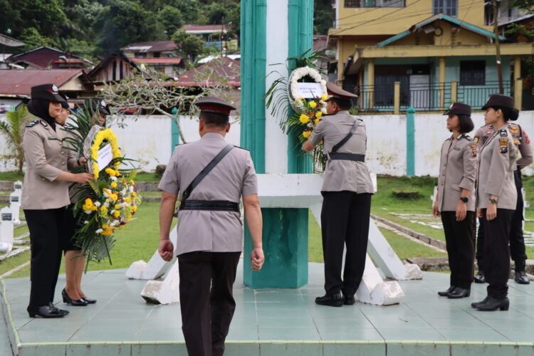 Polres Tapanuli Tengah Upacara Ziarah di Taman Makam Sibolga, Sambut HUT Bhayangkara Ke-78 Polres Tapanuli Tengah Upacara Ziarah di Taman Makam Sibolga, Sambut HUT Bhayangkara Ke-78