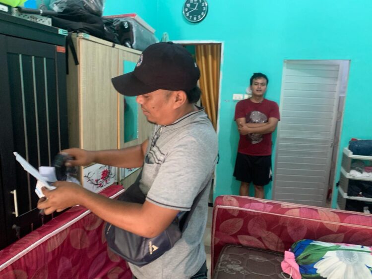 Disinyalir Lokasi Peredaran Narkoba, Sat Narkoba Polres Simalungun Gerebek Rumah di Perlanaan Disinyalir Lokasi Peredaran Narkoba, Sat Narkoba Polres Simalungun Gerebek Rumah di Perlanaan