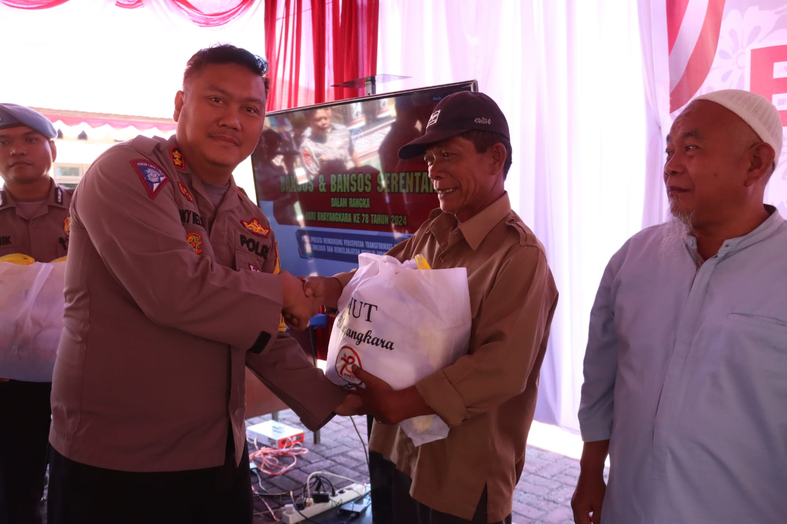Polres Simalungun Bagikan 800 Paket Bansos Serentak, Peringati Hari Bhayangkara ke-78 Polres Simalungun Bagikan 800 Paket Bansos Serentak, Peringati Hari Bhayangkara ke-78