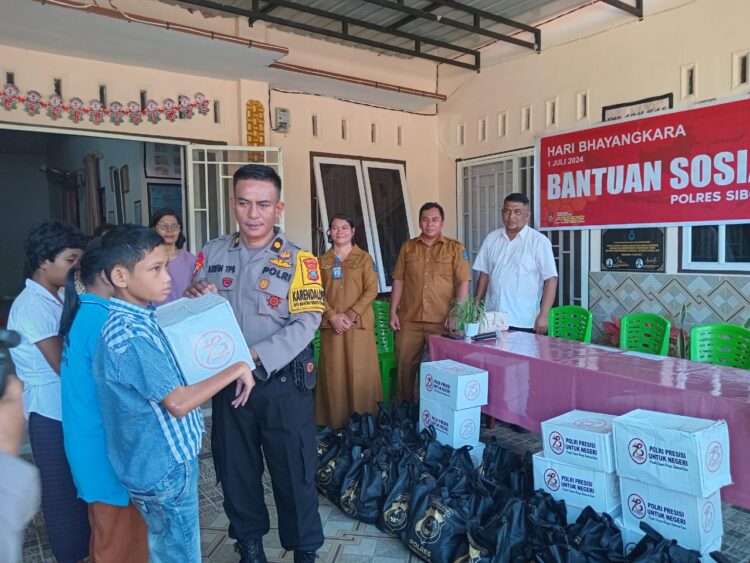 PJU Polres Sibolga Bagikan Bansos ke RBM Dalam Rangka Hari Bhayangkara Ke-78