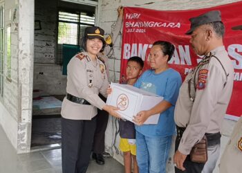 Polres Pematangsiantar Melalui Jajaran Polsek Serahkan Bansis Kepada Warga,  Hari Bhayangkara Ke-78