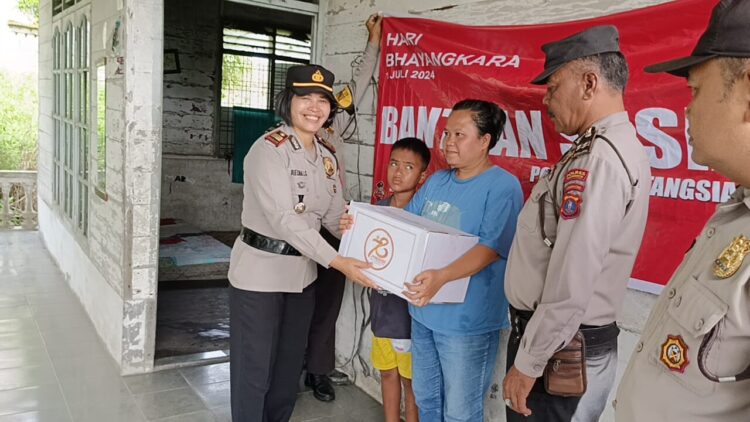 Polres Pematangsiantar Melalui Jajaran Polsek Serahkan Bansis Kepada Warga,  Hari Bhayangkara Ke-78