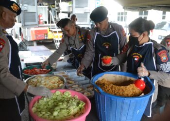 Sat Brimob Polda Sumut Berikan Makanan Gratis Melalui Dapur Lapangan,  Peringati Hari Bhayangkara ke-78