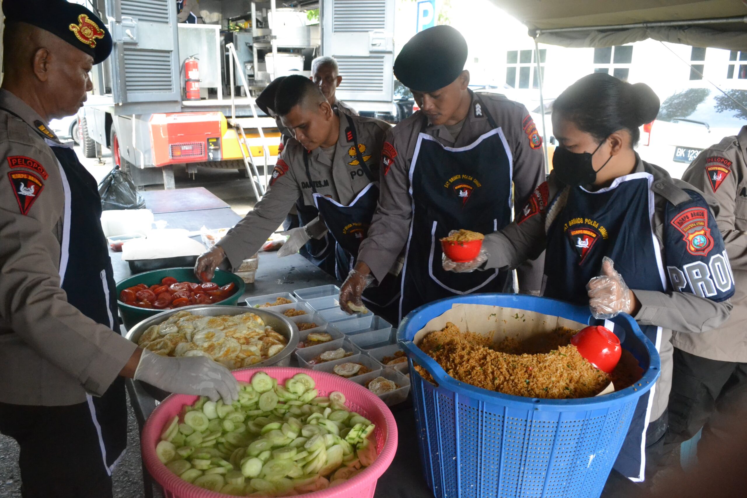 Sat Brimob Polda Sumut Berikan Makanan Gratis Melalui Dapur Lapangan,  Peringati Hari Bhayangkara ke-78