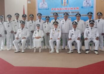 Bupati Raden Adipati Surya Serahkan SK Perpanjangan Masa Jabatan Kepala Kampung Serentak Menjadi 8 Tahun