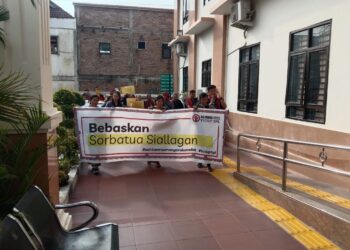 Polsek Perdagangan Amankan Aksi Unjuk Rasa  Menuntut Pembebasan Sorbatua Siallagan di PN Simalungun