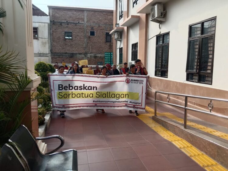 Polsek Perdagangan Amankan Aksi Unjuk Rasa  Menuntut Pembebasan Sorbatua Siallagan di PN Simalungun