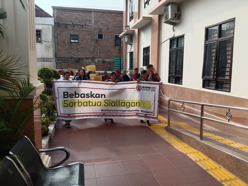 Polsek Perdagangan Amankan Aksi Unjuk Rasa Menuntut Pembebasan Sorbatua Siallagan di PN Simalungun Polsek Perdagangan Amankan Aksi Unjuk Rasa Menuntut Pembebasan Sorbatua Siallagan di PN Simalungun