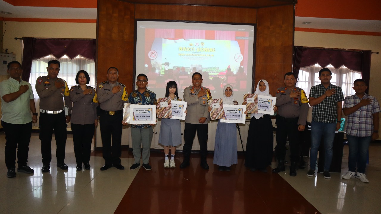 Kapolres Pematangsiantar Serahkan Beasiswa Kepada 4 Pelajar Berprestasi