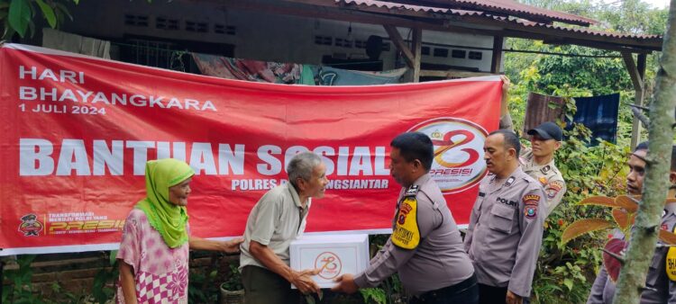Polsek Siantar Martoba Salurkan Bansos Kapolres Pematangsiantar Kepada Masyarakat