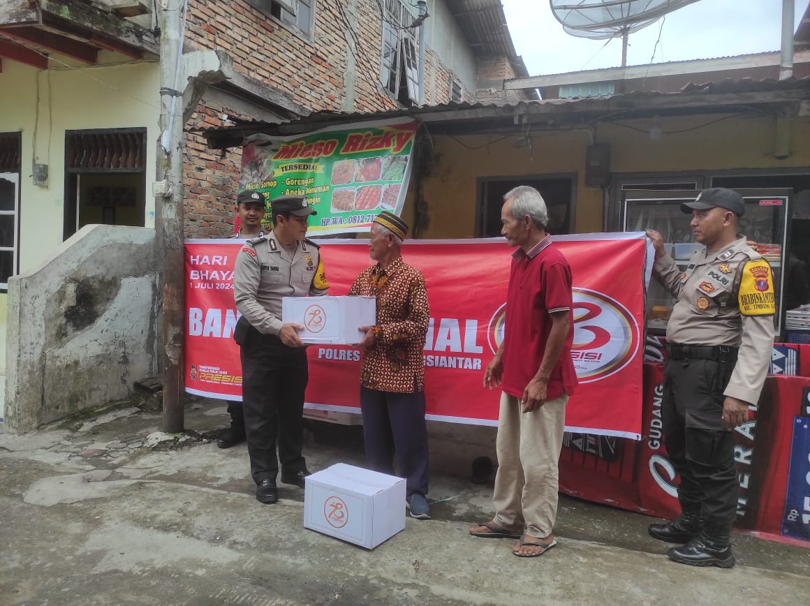 Polsek Siantar Barat Salurkan Bansos Kapolres Pematangsiantar Kepada Masyarakat, Sambut HUT Bhayangkara ke-78