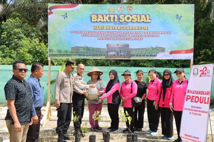 Sambut HUT Bhayangkara ke-78, Polres Tapteng Berikan Bantuan Bibit Tanaman dan Ternak Kepada Masyarakat Sambut HUT Bhayangkara ke-78, Polres Tapteng Berikan Bantuan Bibit Tanaman dan Ternak Kepada Masyarakat