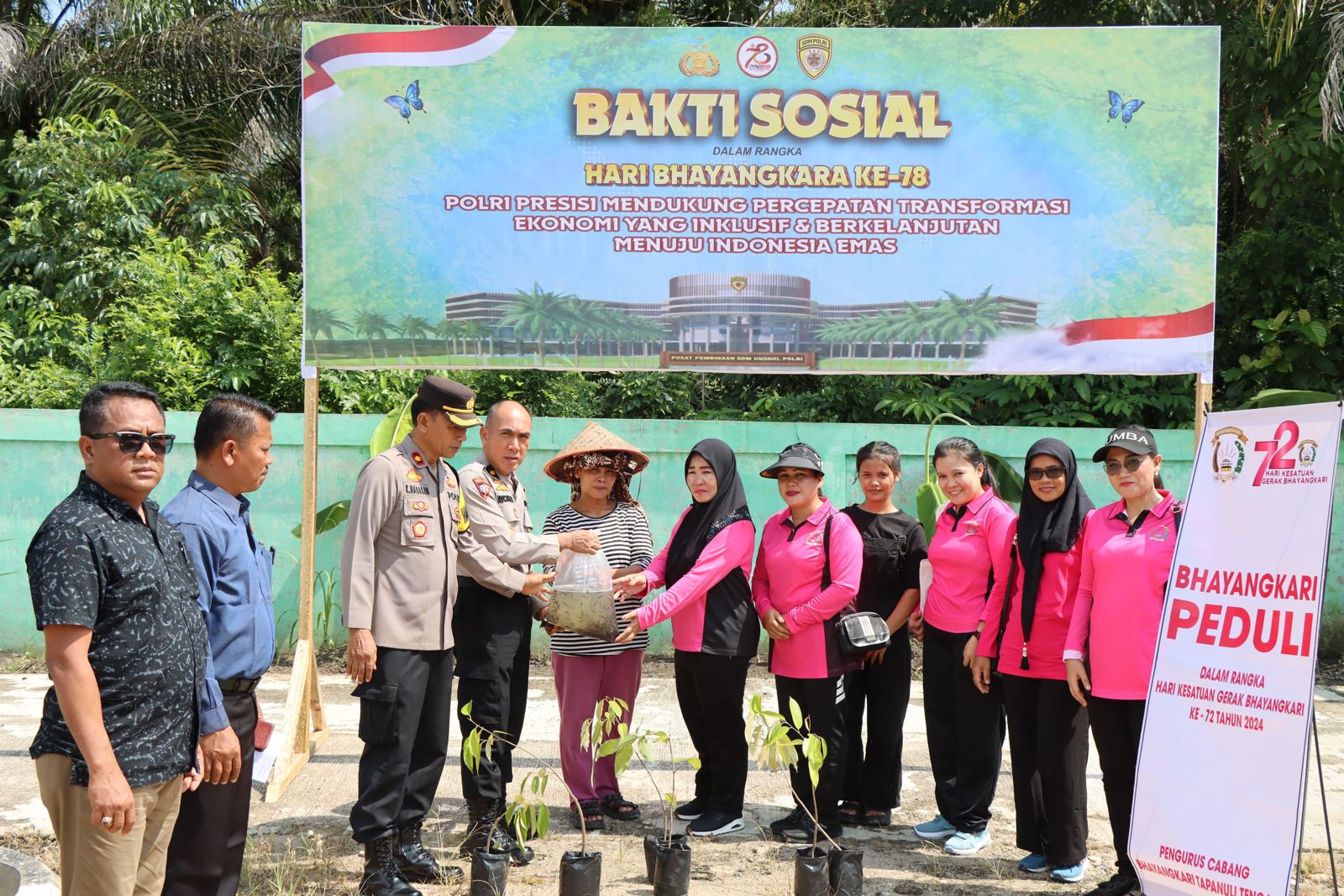 Sambut HUT Bhayangkara ke-78, Polres Tapteng Berikan Bantuan Bibit Tanaman dan Ternak Kepada Masyarakat