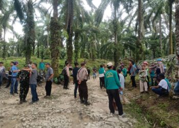 Kelompok Tani Teratai Hijau Blokir Jalan Perkebunan PT SIA, Kapolsek Tanah Jawa Lakukan Mediasi