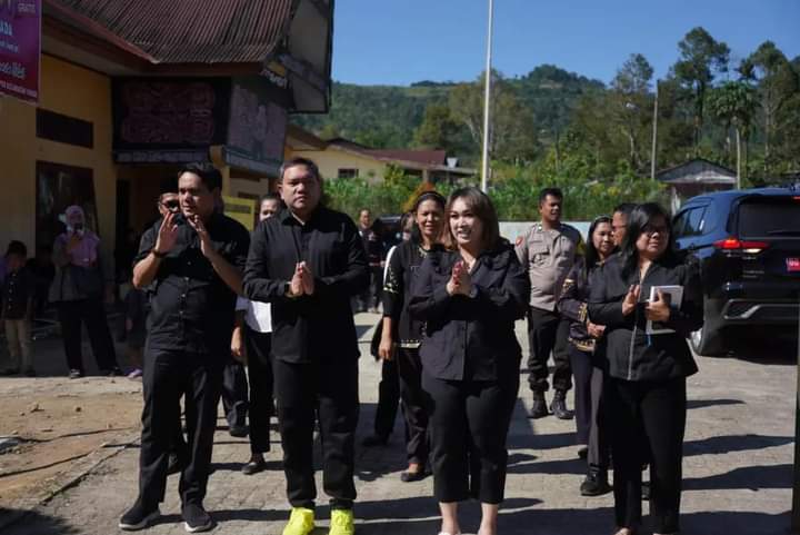 Bupati Pakpak Bharat dan Istri Hadiri Pelepasan TK PAUD Se- Kecamatan Tinada Bupati Pakpak Bharat dan Istri Hadiri Pelepasan TK PAUD Se- Kecamatan Tinada