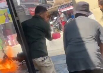 Gerak Cepat Anggota Korem 022/PT Bantu Padamkan Sepeda Motor Terbakar