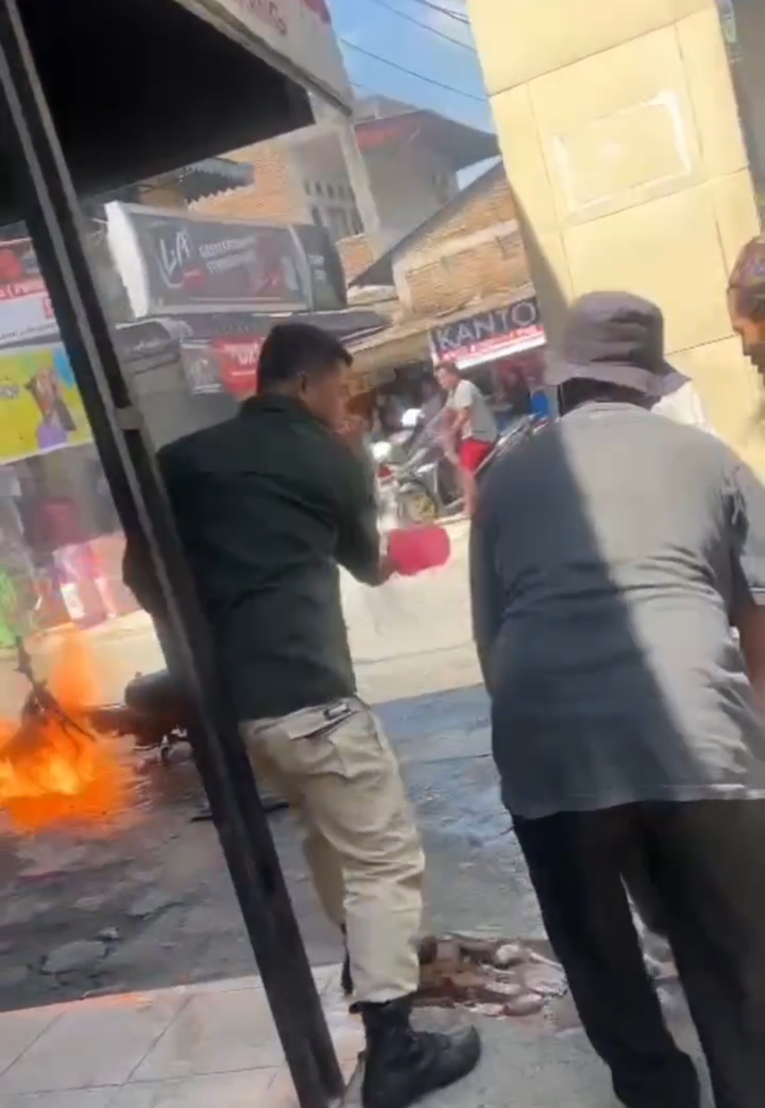 Gerak Cepat Anggota Korem 022/PT Bantu Padamkan Sepeda Motor Terbakar