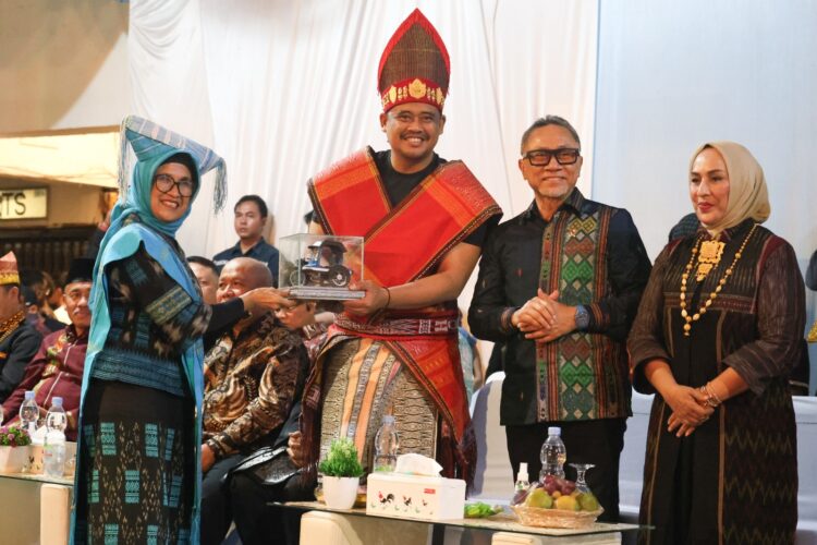 Wali Kota Pematangsiantar Kenakan Pakaian Adat Simalungun di Acara Pawai Budaya Colorful Medan Night Carnival 