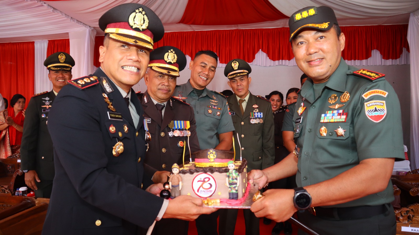 Kapolres Pematangsiantar Mendapat Kejutan dari Danrem 022/PT dan Yonif 122/TS, HUT Bhayangkara ke-78