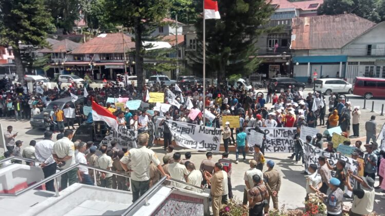 Massa Permata Taput Demo di DPRD, Tuntut Pj Bupati Dimposma Sihombing Mundur