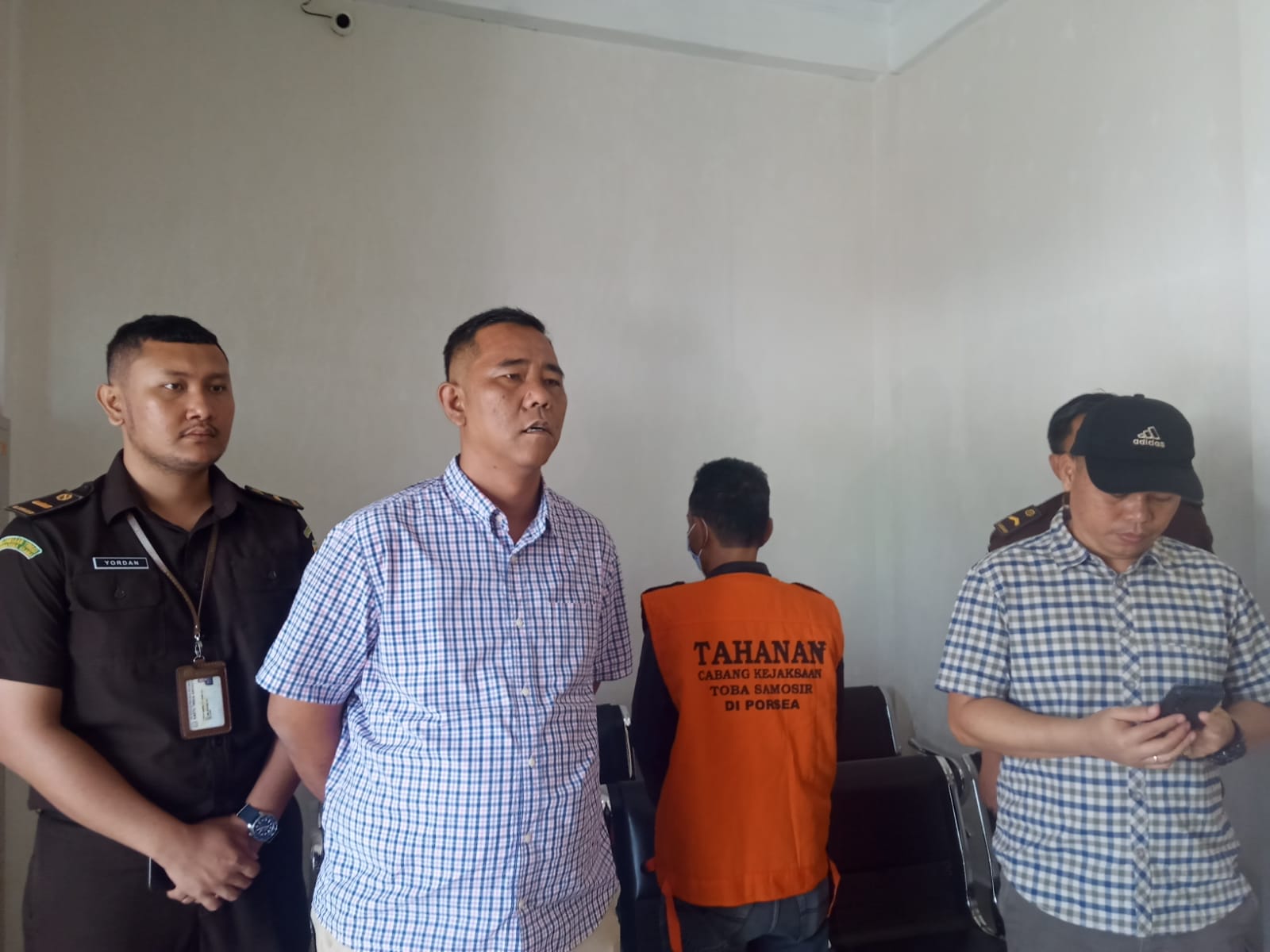 Sempat Buron, Tersangka Kasus Korupsi Dana Bos SMK Pembaharuan MM Diringkus Kejari Toba Samosir dari Ciamis Jawa Barat Sempat Buron, Tersangka Kasus Korupsi Dana Bos SMK Pembaharuan MM Diringkus Kejari Toba Samosir dari Ciamis Jawa Barat