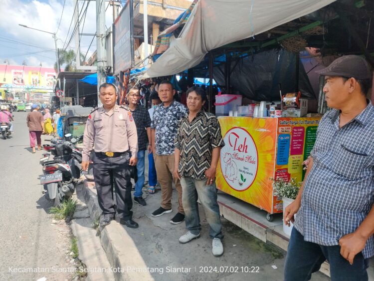 Kasub Sektor Pasar Horas Gencarkan Patroli Jalan Kaki dan Sambang, Ingatkan Pengunjung dan Pedagang Waspadai Pencopet 