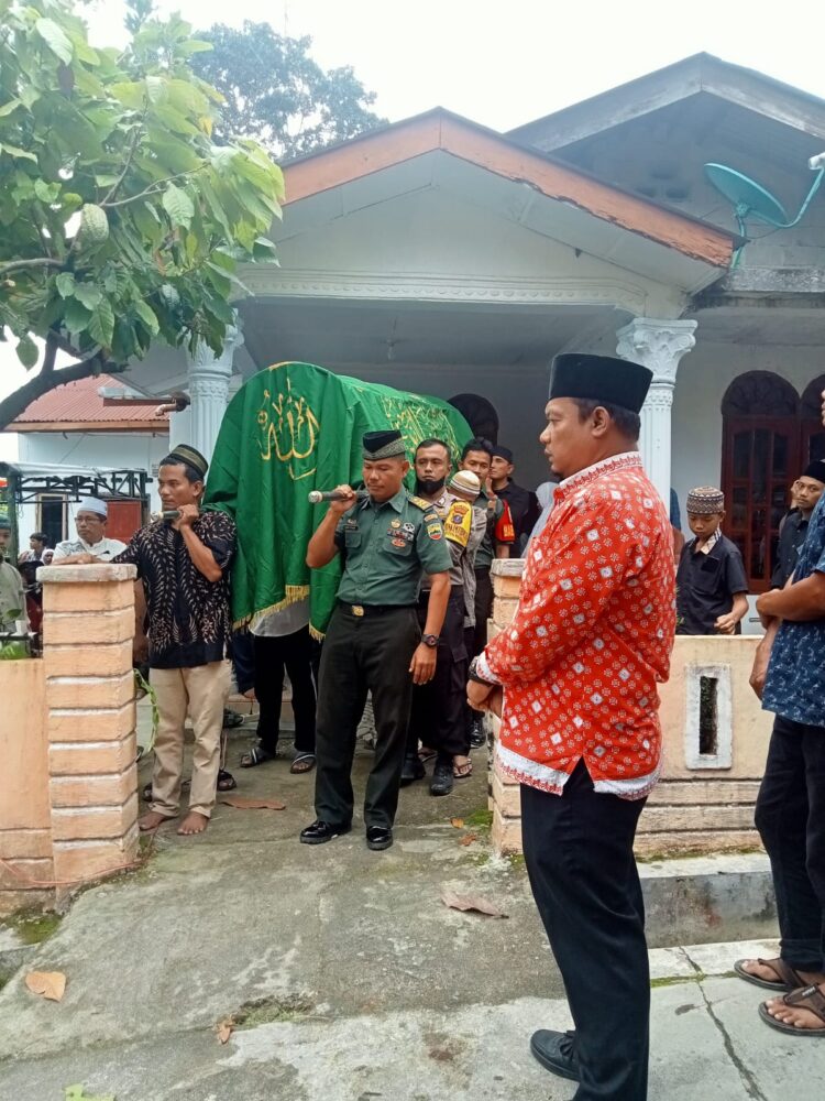 Bhabinkamtibmas Pematang Marihat  Melayat Warga Binaan Ucapkan Belasungkawa 