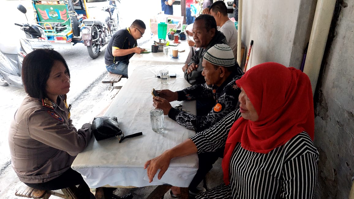Kasat Binmas Polres Pematangsiantar Patroli Rutin Sambang Di Warkop Pojok Jalan Sabang Marauke Kasat Binmas Polres Pematangsiantar Patroli Rutin Sambang Di Warkop Pojok Jalan Sabang Marauke