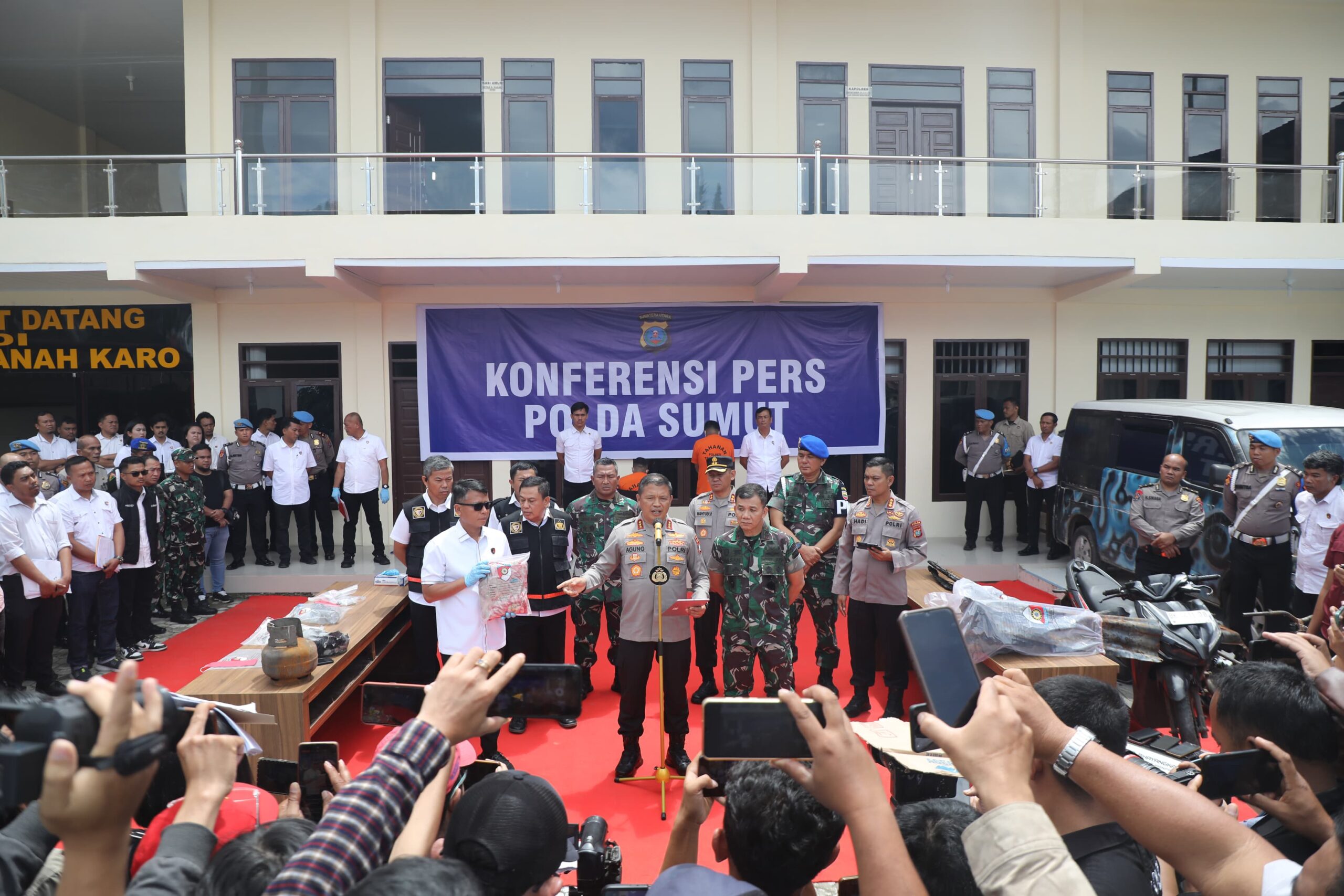 Aksi Kedua Eksekutor Pulang dan Pergi Usai Bakar Rumah Wartawan di Karo Terekam CCTV Aksi Kedua Eksekutor Pulang dan Pergi Usai Bakar Rumah Wartawan di Karo Terekam CCTV