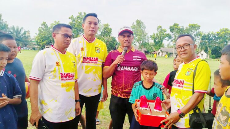 Aksi Peduli Panitia Turnamen Sepakbola Kades Piala Bupati/Wakil Sergai, Pemberian Sepatu Bola untuk Anak Yatim