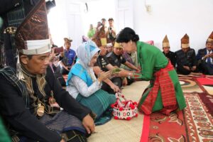 Wali Kota Pematangsiantar dr Susanti Berkomitmen dan Konsisten Lestarikan Budaya Simalungun Wali Kota Pematangsiantar dr Susanti Berkomitmen dan Konsisten Lestarikan Budaya Simalungun
