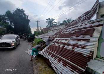 Dua Unit Rumah di Jalan Pdt J Wismar Saragih Rusak Diterjang Angin Puting Beliung 