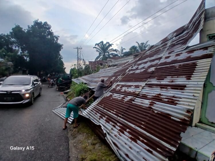 Dua Unit Rumah di Jalan Pdt J Wismar Saragih Rusak Diterjang Angin Puting Beliung 